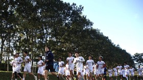 Buổi tập đầu tiên của HAGL vào chiều 3-12. Ảnh: Minh Trần