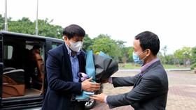 Phó TTK VFF Nguyễn Minh Châu đón ông Kim Hyun Tae tại trụ sở VFF