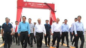 Thủ tướng Nguyễn Xuân Phúc khảo sát Cảng quốc tế Long An