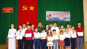 Trao học bổng Vừ A Dính cho con chiến sĩ biên phòng