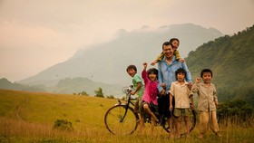 Đạo diễn phim "Cha cõng con" trả lại bằng khen