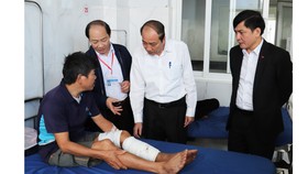Đắk Lắk tặng 3.000 suất quà, 7 tấn quần áo cho gia đình chính sách, khó khăn
