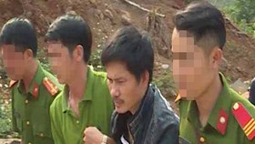 Bắt đối tượng buôn ma túy ôm 6 khẩu súng cố thủ trong nhà