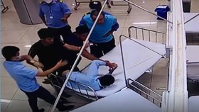 Nhóm thanh niên đánh bảo vệ bệnh viện rồi gây tai nạn chết người