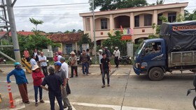 Dân chặn xe, vây Trạm thu phí Ea Kar trên Quốc lộ 26, ngăn cản xe qua lại