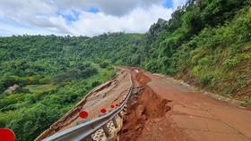 Mưa lớn kéo dài, đường 27 tỷ đồng chưa bàn giao đã sạt lở nghiêm trọng