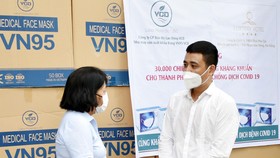 Công ty VCD cùng Khách sạn Luxtery trao tặng 30.000 khẩu trang cho TP Đà Nẵng