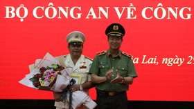 Đại tá Rah Lan Lâm (bên trái) nhận quyết định bổ nhiệm làm Giám đốc Công an tỉnh Gia Lai