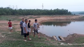 Hai học sinh tử vong khi nhảy xuống hồ cứu cháu bé 2 tuổi