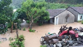 Nhà dân ở huyện Đắk Glei bị ngập trong ngày 28-10. Ảnh. BỒ CÔNG ANH