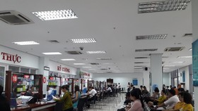 Người dân đến làm thủ tục hành chính tại Trung tâm hành chính TP Đà Nẵng
