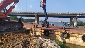 Công ty Cổ phần Cấp nước Đà Nẵng (Dawaco) khẩn trương triển khai thi công xây dựng công trình đập tạm ngăn mặn trên sông Cẩm Lệ với tổng chi phí 14 tỉ đồng