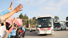 Đại diện Liên đoàn Lao động TP Đà Nẵng vẫy tay tạm biệt những người lao động về quê ăn tết