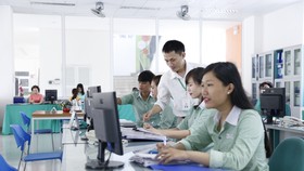 Sinh viên học online, một giải pháp ứng dụng thông tin kịp thời của Trường Đại học Đông Á