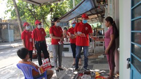 Các Hội viên Hội Chữ thập đỏ TP Đà Nẵng đến từng hộ gia đình để tuyên truyền cho người dân và phát xà phòng miễn phí