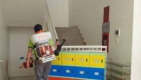 Các cơ sở giáo dục, dạy nghề trên địa bàn tiến hành phun thuốc khử trùng trong ngày 14 và 15-2