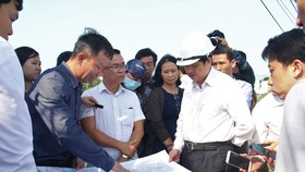 Ông Đặng Việt Dũng, Phó Chủ tịch UBND TP Đà Nẵng đi kiểm tra và xử lý ô nhiễm hồ Bàu Trảng