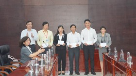 Ông Lê Trung Chinh, Phó Chủ tịch UBND TP Đà Nẵng khen thưởng cho 5 tập thể xuất sắc trong công tác phòng chống dịch bệnh