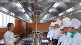 Các nguyên vật liệu được đầu tư mới và đồng bộ, phục vụ công suất giảng dạy tại chỗ cho 30 sinh viên, chia thành 15 nhóm trong mỗi buổi với 3 buổi/ngày