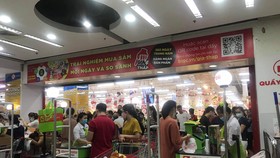 Việc đặt hàng online có thể giảm bớt việc tụ tập đông người tại các chợ, siêu thị...