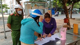 Từ 0 giờ ngày 28-3, các lực lượng chức năng tiến hành hướng dẫn người dân sắp xếp lại bàn ghế và ký cam kết thực hiện đúng quy định của UBND TP.Đà Nẵng về việc phòng chống dịch Covid-19