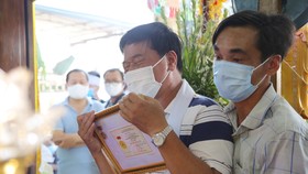 Cha của Thượng sĩ Võ Văn Toàn thay mặt gia đình nhận huy hiệu “Tuổi trẻ dũng cảm” của con