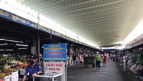 Đeo khẩu trang trước khi vào chợ