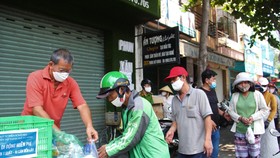Những suất cơm miễn phí mỗi ngày phần nào giúp người lao động nghèo vơi bớt khó khăn trong những ngày giãn cách xã hội