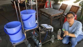 Nhận thấy nhiều người dân còn đối mặt với tình trạng nhiễm phèn, nguồn nước ngầm không đảm bảo, TS Thùy đã nghĩ ra đề tài “thiết bị lọc nước ngầm đa tầng”