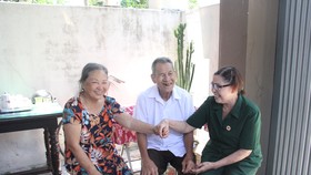 Bà Anh thăm hỏi, động viên những đồng đội, hội viên của mình