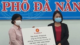 Bà Ngô Thị Kim Yến, giám đốc Sở Y tế Đà Nẵng tiếp nhận 100 máy thở xâm nhập VSMART VFS 510 của tập đoàn Vingroup