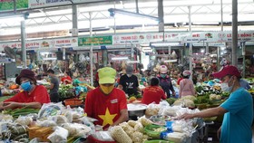 1.500 tiểu thương đồng loạt mặc áo “Đà Nẵng ơi cố lên“
