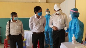 Chủ tịch UBND TP Đà Nẵng thị sát việc lấy mẫu cộng đồng theo phương thức gộp nhóm
