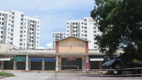 Các đoạn đường dẫn vào chợ Nại Hiên Đông đã được rào chắn để ngăn người dân vào chợ