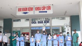 Trao giấy xuất viện cho 10 bệnh nhân Covid-19 tại Bệnh viện dã chiến Hòa Vang
