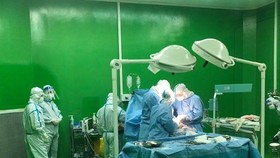Bệnh viện dã chiến Hòa Vang đã phối hợp với các bác sĩ đến từ Bệnh viện Phụ sản Nhi Đà Nẵng tiến hành hội chẩn và đi đến quyết định mổ bắt con ngay trong đêm
