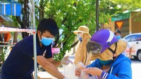 Đây là hoạt động được nhóm từ thiện hướng đến giúp đỡ người dân theo danh sách những hộ nghèo, hộ khó khăn trên địa bàn thành phố