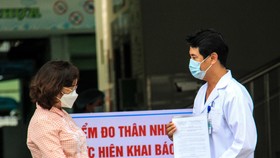 Bà Ngô Thị Kim Yến, Giám đốc Sở Y tế Đà Nẵng trao quyết định dỡ bỏ phong toả đối với Bệnh viện Đà Nẵng