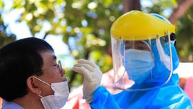 Trước khi lấy mẫu, du khách xuất trình hộ chiếu, khai báo lịch trình, địa chỉ tạm trú... Việc này nhằm tạo thuận tiện cho cơ quan chức năng truy vết, điều tra dịch tễ khi cần thiết