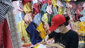 Tiểu thương các chợ loại I vừa ký cam kết thực hiện các quy định theo hướng dẫn phòng chống dịch Covid-19