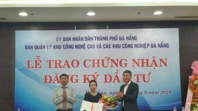 Đại diện lãnh đạo thành phố Đà Nẵng trao giấy chứng nhận đăng ký đầu tư cho nhà đầu tư