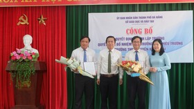 Bà Lê Thị Bích Thuận, Giám đốc Sở GD-ĐT TP Đà Nẵng trao quyết định bổ nhiệm chức vụ Hiệu trưởng, Phó Hiệu trưởng Trường THPT Nguyễn Văn Thoại