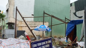 Công trình xây dựng nhà ở tư nhân đang giai đoạn thi công, làm nền móng bị ngập sâu đã gây ra tình trạng sụt lún các ngôi nhà lân cận
