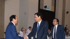 Ông Võ Tuấn Nhân, Thứ trưởng Bộ TNMT bắt tay gặp mặt ông Trần Văn Miên, Phó Chủ tịch UBND TP Đà Nẵng
