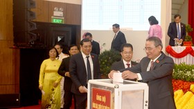Sau phát động của Bí thư Thành ủy Đà Nẵng Trương Quang Nghĩa, các đại biểu dự đại hội tham gia ủng hộ đồng bào miền Trung bị thiệt hại do mưa lũ