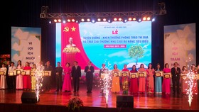 Chủ tịch UBND thành phố Huỳnh Đức Thơ, Phó Chủ tịch Thường trực UBND thành phố Lê Trung Chinh trao tặng giải thưởng Nhà giáo Đà Nẵng tiêu biểu năm 2020