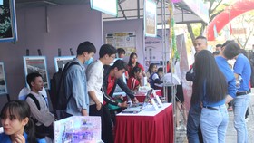 Các gian hàng triển lãm thu hút đông đảo các bạn trẻ