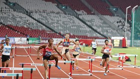 Quách Thị Lan (845) thi đấu nổi bật tại Asiad 2018