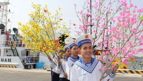 Đưa mai, đào lên tàu ra đảo