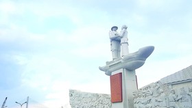 Tượng đài tưởng niệm sự kiện Tập kết 1954 tại TP Cao Lãnh, tỉnh Đồng Tháp
